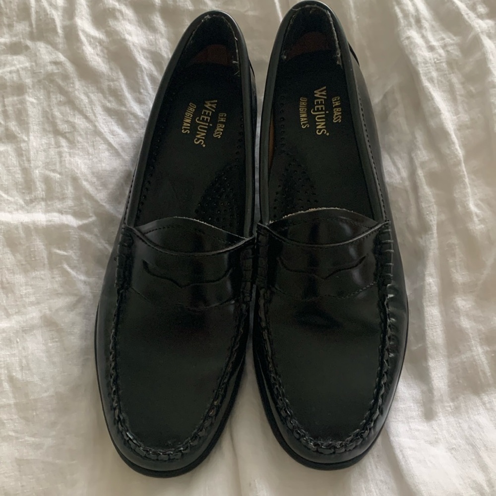 G.H. Bass Weejuns original black penny loafer, size 8, like new condition